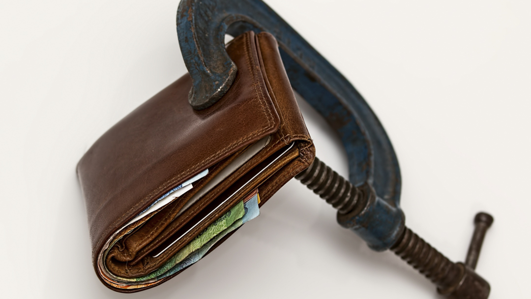 Een beurs met een klem erop. Een maand lang geen geld uitgeven. No spend month.